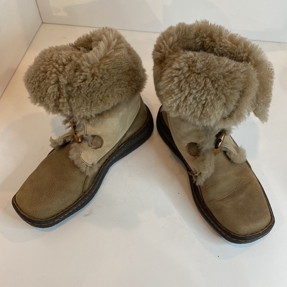 Born Telly Tan/Cream Shearling Sheepskin MidCalf Sherpa Winter Snow Boots VGUC 7